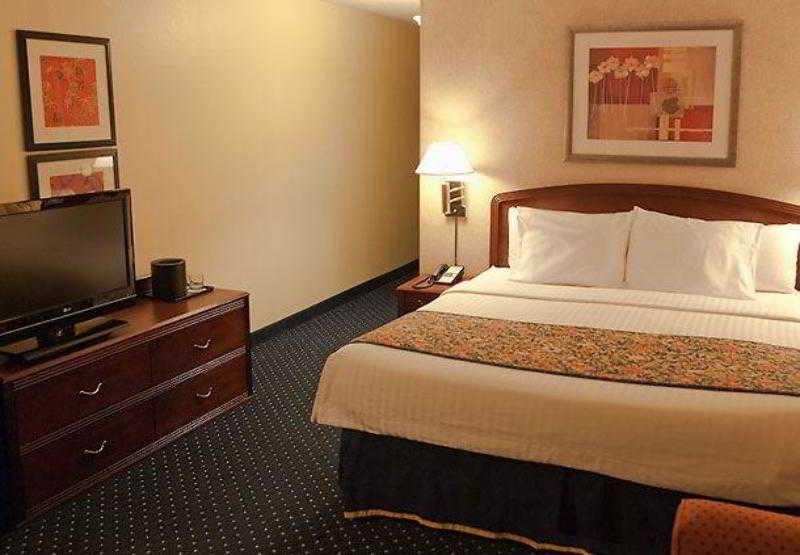 Courtyard Beaumont Hotel Room photo